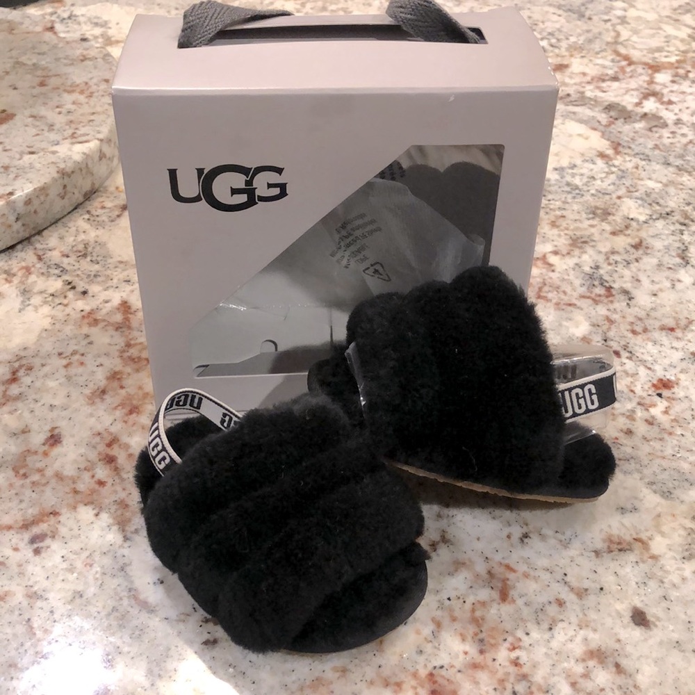 Ugg black infant size 4/5 fluff fur slides 😍